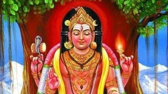 హిందూ మతంలో జ్యోతిషానికి చాలా ప్రాముఖ్యత ఉంది. &nbsp;గ్రహాలు, నక్షత్రాలు మన జీవితాలపై గొప్ప ప్రభావాన్ని చూపుతాయి. వాటి అంశం, పరిస్థితి రెండూ జీవితాన్ని ప్రభావితం చేస్తాయి. ఒక గ్రహం తన రాశిని లేదా నక్షత్రమండలాన్ని మార్చినప్పుడు, అది మొత్తం 12 రాశులను ప్రభావితం చేస్తుంది. జ్యోతిషశాస్త్రం ప్రకారం, దేవగురు బృహస్పతి తొమ్మిది గ్రహాలలో ముఖ్యమైన స్థానంలో ఉన్నాడు. &nbsp;
