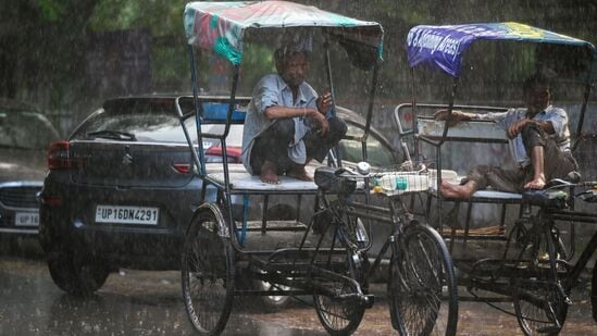 ఢిల్లీ-ఎన్సీఆర్లో అకస్మాత్తుగా కురిసిన వర్షాలకు జనజీవనం అస్తవ్యస్తమైంది. రోజువారీ కార్మికులు ఆదాయం కోల్పోయి ఇబ్బందులు పడ్డారు. ఢిల్లీలో గంట వ్యవధిలో 50 మిల్లీమీటర్లకు పైగా వర్షపాతం నమోదైంది.