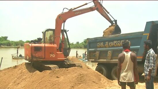 ప్రహసనంగా మారిన  ఏపీ ఉచిత ఇసుక పథకం