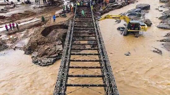 కొండచరియలు విరిగిపడటంతో ప్రజలు చిక్కుకుపోయిన లోతట్టు ప్రాంతాలకు చేరుకోవడానికి 140 మంది సైనికులు రికార్డు స్థాయిలో 31 గంటల్లో బెయిలీ బ్రిడ్జిని నిర్మించారు.