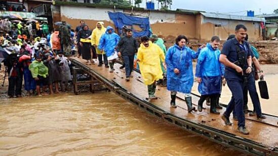 లోక్ సభలో ప్రతిపక్ష నేత, వయనాడ్ మాజీ ఎంపీ రాహుల్ గాంధీ, పార్టీ నాయకురాలు ప్రియాంక గాంధీ వాద్రా గురువారం చూరళమాలలో కొండచరియలు విరిగిపడిన స్థలాన్ని సందర్శించారు.
