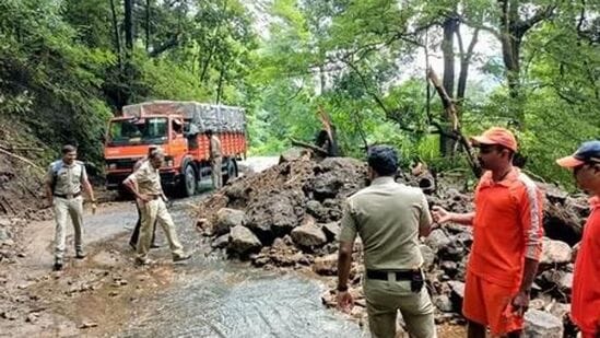 కొండచరియలు విరిగిపడిన తర్వాత దెబ్బతిన్న ఇళ్ల శిథిలాల మధ్య ప్రాణాలతో బయటపడిన వారి కోసం రెస్క్యూ సిబ్బంది గాలిస్తున్నట్లు డ్రోన్ వ్యూలో కనిపించింది. ప్రభుత్వం మూడు సహాయ శిబిరాలను ఏర్పాటు చేసింది.