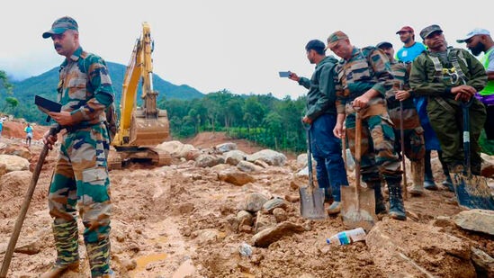 ఎడతెరిపి లేకుండా కురుస్తున్న వర్షాలతో హెలికాప్టర్లు సామాగ్రిని దించడం, కొట్టుకుపోయిన రోడ్లు, వంతెనలు, వరద బాధితులను ఐసోలేట్ చేయడం, క్లిష్టమైన భూభాగంతో నాలుగు రోజులుగా సహాయక చర్యలు కష్టంగా మారాయి.
