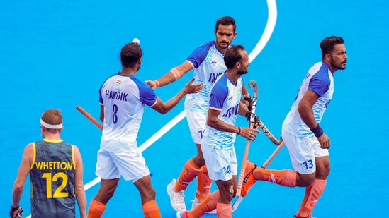 India Hockey Team: ఈ విజయంతో పూల్ బిలో ఐదు మ్యాచ్ లలో మూడు విజయాలు, 10 పాయింట్లతో రెండో స్థానంలో క్వార్టర్స్ చేరింది. ఆస్ట్రేలియా మూడో స్థానంలో ఉండగా.. బెల్జియం తొలి స్థానంలో కొనసాగుతోంది.