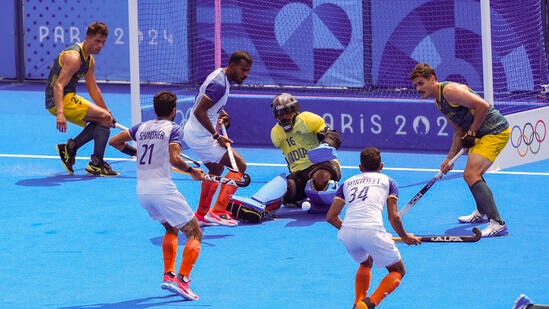 India Hockey Team: నాలుగో క్వార్టర్లో ఆస్ట్రేలియా గోల్ చేసి ఆధిక్యాన్ని 3-2కు తగ్గించింది. 55వ నిమిషంలో బ్లేక్ గోవర్స్ గోల్ చేశాడు. ఆ తర్వాత మ్యాచ్ లో మళ్లీ మరో గోల్ నమోదు కాలేదు. దీంతో ఇండియా 3-2తో విజయం సాధించింది.