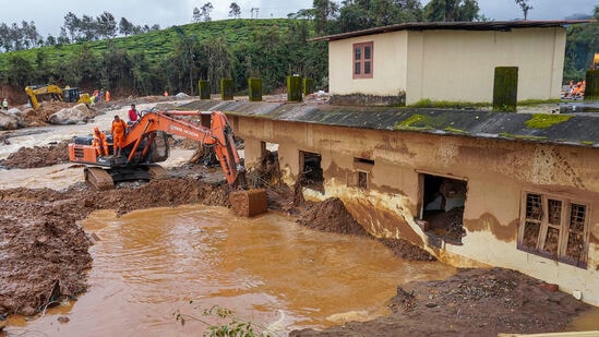 Wayanad: Search and rescue operations continue at the landslide-hit Chooralmala, in Wayanad district, Friday, Aug. 2, 2024. At least 205 people were killed and 265 suffered injuries in the landslides, according to officials. (PTI Photo)(PTI08_02_2024_000403B) కేరళలోని వయనాడ్ జిల్లాలో 24 గంటల్లో 572 మిల్లీమీటర్ల భారీ వర్షానికి కొండచరియలు విరిగిపడి 300 మందికి పైగా మరణించగా, ఇళ్లు కొట్టుకుపోయాయి (ఏపీ ఫోటో/రఫీక్ మక్బూల్)