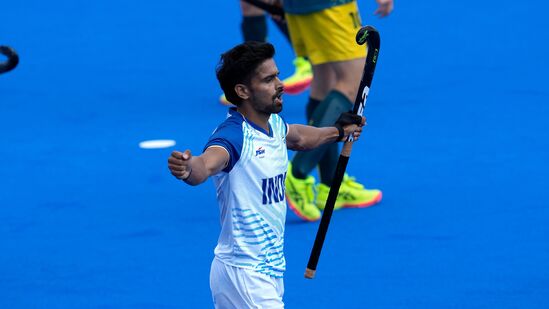 India Hockey Team: పారిస్ ఒలింపిక్స్ లో ఇండియన్ హాకీ టీమ్ సంచలనం సృష్టించింది. తమ చివరి లీగ్ మ్యాచ్ లో ఆస్ట్రేలియాను 3-2తో చిత్తు చేయడం విశేషం. 1972 ఒలింపిక్స్ తర్వాత 52 ఏళ్లకు ఒలింపిక్స్ లో ఆస్ట్రేలియాను ఇండియా ఓడించింది.