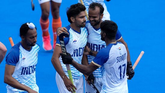 India Hockey Team: బెల్జియం చేతిలో ఓడిన భారత పురుషుల హాకీ జట్టు లీగ్ చివరి మ్యాచ్ లో విజయం సాధించింది. టీమిండియా 3-2 తేడాతో బలమైన ఆస్ట్రేలియాను ఓడించి క్వార్టర్ ఫైనల్లోకి ప్రవేశించింది.