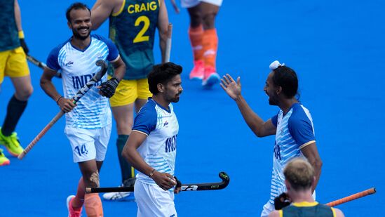 India Hockey Team: పూల్ -బిలో మొత్తం ఐదు మ్యాచ్ లు ఆడిన ఇండియా మూడు గెలిచి, ఒకటి ఓడి, ఒకటి డ్రా చేసుకుంది. డిఫెండింగ్ ఛాంపియన్ బెల్జియం చేతుల్లో పోరాడి ఓడింది. ఇప్పుడు క్వార్టర్ ఫైనల్ కు ముందు ఆస్ట్రేలియాపై విజయం ఇండియన్ టీమ్ ఆత్మవిశ్వాసాన్ని పెంచేదే.