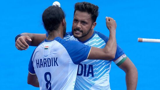 India Hockey Team: ఆస్ట్రేలియాతో జరిగిన మ్యాచ్ తొలి క్వార్టర్లో భారత్ రెండు గోల్స్ చేసింది. 12వ నిమిషంలో అభిషేక్ ఫీల్డ్ గోల్ తో టీమిండియా 1-0 ఆధిక్యంలో నిలిచింది. ఓ నిమిషం తర్వాత హర్మన్ప్రీత్ సింగ్ 13వ నిమిషంలో పెనాల్టీ కార్నర్ ద్వారా గోల్ చేశాడు. భారత్ 2-0 ఆధిక్యంలోకి దూసుకెళ్లింది