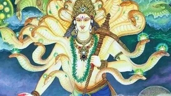 ప్రతి సంవత్సరం శ్రావణ మాసంలో నాగ పంచమి పండుగను నిర్వహించుకుంటారు. శ్రావణ మాసంలో అనేక ముఖ్యమైన పండుగలు జరుపుకుంటారు. వీటిలో నాగ పంచమి పండుగ ఒకటి. ఈ ఏడాది ఆగస్టు 9న నాగ పంచమి జరుపుకోనున్నారు. ప్రతి సంవత్సరం శ్రావణ మాసంలోని ప్రకాశవంతమైన పక్షం ఐదవ రోజున నాగ పంచమి పండుగను జరుపుకుంటారు.