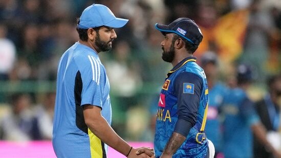 రోహిత్ శర్మ అర్ధ శకతంతో దుమ్మురేపినా శ్రీలంకతో రెండో వన్డేలో భారత్ ఓటమి పాలైంది. 241 పరుగుల లక్ష్యఛేదనలో 42.2 ఓవర్లలోనే 208 పరుగులకు ఆలౌటై టీమిండియా పరాజయం చెందింది. శ్రీలంక స్పిన్నర్ జెఫ్రే వండర్సే ఆరు వికెట్లు పడగొట్టాడు.&nbsp;