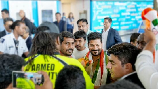 సీఎం రేవంత్ రెడ్డి ఆదివారం అమెరికా చేరుకున్నారు. న్యూయార్క్ ఎయిర్ పోర్టులో సీఎం బృందానికి ఘన స్వాగతం లభించింది. అమెరికాతోపాటు దక్షిణ కొరియాలో సీఎం రేవంత్ రెడ్డి పర్యటించనున్నారు.&nbsp;