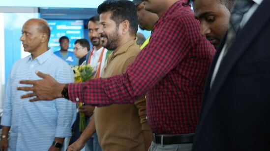 సీఎం రేవంత్ రెడ్డి నాయకత్వంలోని బృందంలో పరిశ్రమలు ఐటీ శాఖ మంత్రి శ్రీధర్ బాబు, పలువురు ఉన్నతాధికారులు ఉన్నారు.&nbsp;