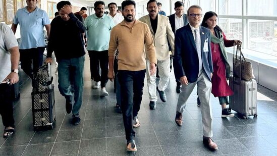 తెలంగాణ ఆర్థికాభివృద్ధికి, ఉద్యోగ ఉపాధి కల్పనకు పెట్టుబడులు, వ్యూహత్మక భాగస్వామ్యాలు చేసుకోవడమే లక్ష్యంగా సీఎం రేవంత్ రెడ్డి అమెరికా పర్యటనకు వెళ్లారు. &nbsp;
