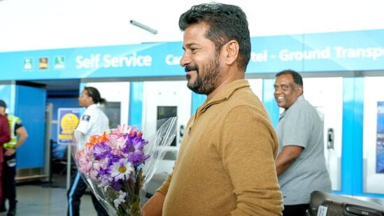 సీఎం రేవంత్ రెడ్డికి ప్రవాస భారతీయులు స్వాగతం పలికారు. మనందరినీ ఏకం చేసే ఒక కల.. తెలంగాణను మరింత గొప్పగా అభివృద్ధి చేసుకోవడం అని సీఎం వారితో అన్నారు.&nbsp;