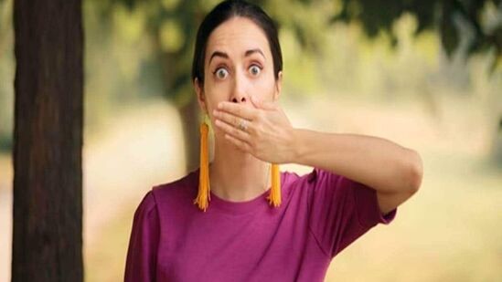మీరు బయట ఉన్నప్పుడు ఎక్కిళ్లు వస్తే ఒక చేత్తో మరొక అరచేతిపై తేలికపాటి ఒత్తిడిని వర్తించండి. మరీ గట్టిగా నొక్కడానికి ప్రయత్నించవద్దు. దీనివల్ల ఎక్కిళ్ళు కొంతసేపటి తర్వాత ఆగిపోతాయి.