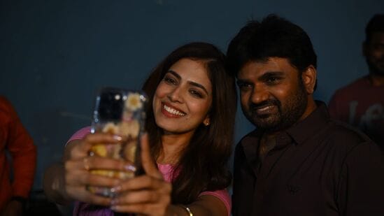 రాజాసాబ్ యూనిట్ స‌భ్యుల‌తో క‌లిసి మాళ‌వికా మోహ‌న‌న్ బ‌ర్త్‌డే కేక్ క‌ట్ చేసింది. ఈ బ‌ర్త్‌డే సెల‌బ్రేష‌న్స్ లో డైరెక్ట‌ర్ మారుతి పాల్గొన్నాడు.&nbsp;