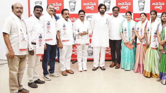 జనసేనలో చేరిన విశాఖ వైసీపీ కార్పొరేటర్లు