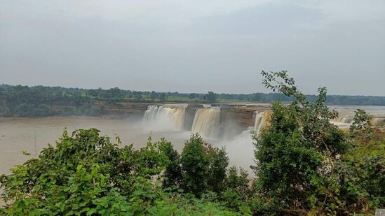 అరకు లోయ, జలపాతాలు, ప్రవాహాలు, &nbsp;కాఫీ తోటలకు ప్రసిద్ధి చెందిన హిల్ స్టేషన్. దీనిని "ఆంధ్రా ఊటీ" అని పిలవవచ్చు. &nbsp;ఐఆర్సీటీసీ టూర్ లో అరకు వ్యాలీ(ట్రైబల్ మ్యూజియం, టీ గార్డెన్స్ &amp; ధిమ్సా డ్యాన్స్), అనంతగిరి కాఫీ తోటలు, గాలికొండ వ్యూ పాయింట్, బొర్రా గుహలు వీక్షించవచ్చు.&nbsp;