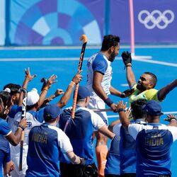 <p>Indian Hockey Team: ఇండియన్ హాకీ టీమ్ 41 ఏళ్ల తర్వాత గత టోక్యో ఒలింపిక్స్ లో బ్రాంజ్ మెడల్ గెలిచి చరిత్ర సృష్టించిన విషయం తెలిసిందే. ఇక ఇప్పుడు వరుసగా రెండో ఒలింపిక్స్ లోనూ బ్రాంజ్ మెడల్ గెలిచి ఆ చరిత్రను తిరిగరాసింది. 52 ఏళ్ల తర్వాత రెండు వరుస ఒలింపిక్స్ లో ఇండియా మెడల్స్ గెలిచింది.</p>