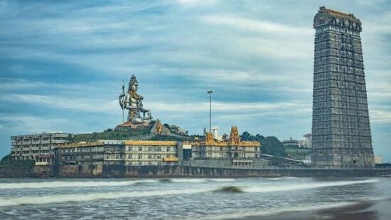 'Coastal Karnataka' పేరుతో ఈ ప్యాకేజీని ఆపరేట్ చేస్తోంది. రైలు జర్నీ ద్వారా సాగే ఈ టూర్ లో పలు అధ్యాత్మిక ప్రాంతాలను చూపిస్తారు. తొలి రోజు కాచిగూడ స్టేషన్ నుంచి ఉదయం 06.05 రైలు బయల్దేరుతుంది. రాత్రి అంతా జర్నీలోనే ఉంటారు.