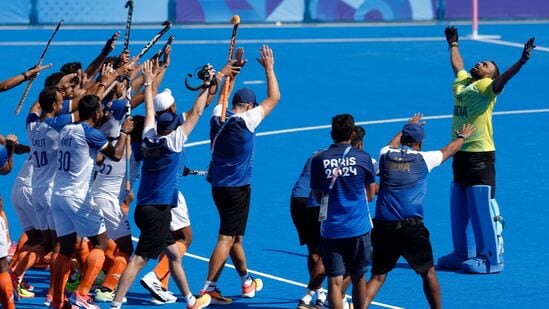 Indian Hockey Team: ఒలింపిక్స్ లో ఇండియా హాకీ టీమ్ రికార్డు ఇలా ఉంది. 1928లో తొలిసారి గోల్డ్ గెలిచిన మన టీమ్.. తర్వాత 1932, 1936, 1948, 1952, 1956లలో వరుసగా గోల్డ్ మెడల్స్ గెలిచింది.