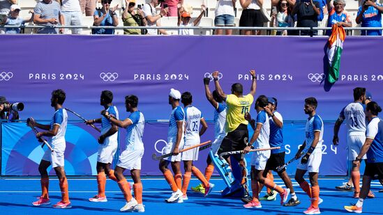 Indian Hockey Team: ఇక 1960 ఒలింపిక్స్ లో తొలిసారి గోల్డ్ కాకుండా సిల్వర్ తో సరిపెట్టుకుంది. ఆ తర్వాత 1964లో మళ్లీ గోల్డ్ గెలవగా.. 1968, 1972లలో వరుసగా రెండు బ్రాంజ్ మెడల్స్ వచ్చాయి. 1980లో చివరిసారి హాకీలో ఇండియా గోల్డ్ మెడల్ గెలిచింది. 41 ఏళ్ల తర్వాత 2021లో జరిగిన టోక్యో ఒలింపిక్స్ లో మళ్లీ బ్రాంజ్ మెడల్ గెలిచింది. ఇప్పుడు పారిస్ ఒలింపిక్స్ లో అదే రిపీట్ చేసింది.
