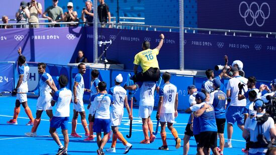 Indian Hockey Team: ఇండియన్ లెజెండరీ గోల్ కీపర్ పీఆర్ శ్రేజేష్ కు ఇదే చివరి మ్యాచ్ కావడంతో బ్రాంజ్ మెడల్ గెలిచిన తర్వాత టీమ్ అతన్ని భుజాలపై మోసింది. మ్యాచ్ తర్వాత హాకీకి కూడా సపోర్ట్ చేయాలని దేశంలోని క్రీడాభిమానులను కెప్టెన్ హర్మన్ ప్రీత్ సింగ్ కోరడం గమనార్హం.