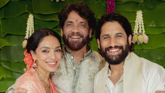 Naga Chaitanya Sobhita: &nbsp;గురువారం (ఆగస్ట్ 8) ఉదయం 9.42 గంటలకు వీళ్ల నిశ్చితార్థం జరిగిందంటూ నాగార్జుననే ఈ ఫొటోలను సోషల్ మీడియాలో షేర్ చేశాడు. ఒక రోజు ముందు నుంచే వార్తలు వస్తున్నా.. అక్కినేని ఫ్యామిలీ మాత్రం దీనిపై స్పందించలేదు. చివరికి ఎంగేజ్‌మెంట్ పూర్తయ్యాక ఫొటోలు రిలీజ్ చేయడం విశేషం. దీంతో చైతన్య జీవితంలో సమంత ఛాప్టర్ పూర్తిగా క్లోజ్ అయిపోయి శోభితతో కొత్త జీవితం మొదలు కానుంది.