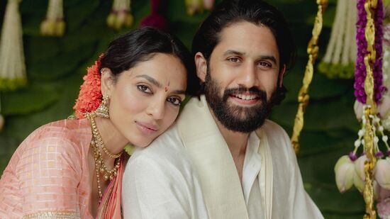 Naga Chaitanya Sobhita: నాగ చైతన్య, శోభిత ధూళిపాళ మధ్య ఏదో ఉందంటూ రెండేళ్లుగా వస్తున్న వార్తలకు ఇక తెరపడింది. తమ మధ్య ఉన్నది ప్రేమే అంటూ ఈ ఇద్దరూ ఏకంగా నిశ్చితార్థం ఫొటోలతోనే సర్‌ప్రైజ్ చేశారు.