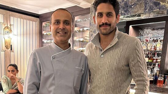 Naga Chaitanya Sobhita: &nbsp;చై, శోభిత తమ రిలేషన్షిప్ ను బయట పెట్టకపోయినా.. తరచూ ఇలాంటి ఫొటోలతో దొరికిపోయే వాళ్లు. ఇది కూడా యూరప్ లో ఓ రెస్టారెంట్లో చెఫ్ చైతో ఫొటో దిగగా.. వెనుక శోభిత ఉండటం చూసి ఫ్యాన్స్ ఆశ్చర్యపోయారు. మొత్తానికి తమ రిలేషన్షిప్ ను వీళ్లు మాటలతో బయటపెట్టకపోయినా.. నిశ్చితార్థం చేసుకొని పెళ్లికి సిద్ధమవుతున్నారు.