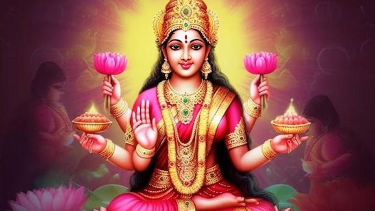 వరలక్ష్మీ వ్రత దానం: శ్రావణ మాసం చివరి శుక్రవారం రోజున లక్ష్మీదేవిని ప్రసన్నం చేసుకోవడానికి బెల్లం, నువ్వులు, బియ్యం, ఖీర్, కుంకుమపువ్వు, పసుపు, ఉప్పు, బట్టలు దానం చేయాలి. అదే సమయంలో గోవును పూజించి పశుగ్రాసం తినిపించాలి.