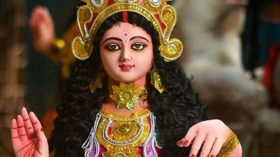 వరలక్ష్మిలో వర అంటే వరాలు ఇచ్చేవ్యక్తి అని అర్థం. ఈ ఏడాది ఆగస్టు 16న వరలక్ష్మీ వ్రతాన్ని జరుపుకోనున్నారు. శ్రావణ మాసం చివరి శుక్రవారం నాడు ఈ ఉపవాసం ఉంటుందని నమ్ముతారు. ఈ ఉపవాసం పాటించడం ద్వారా భక్తుల పేదరికం తొలగిపోయి అమ్మవారి అనుగ్రహం లభిస్తుంది. దక్షిణ భారతదేశంలో చాలా మంది ఈ వరలక్ష్మి వ్రతాన్ని ఆచరిస్తారు. వివాహిత స్త్రీలు ఈ రోజున ఈ ఉపవాసం పాటిస్తారు.