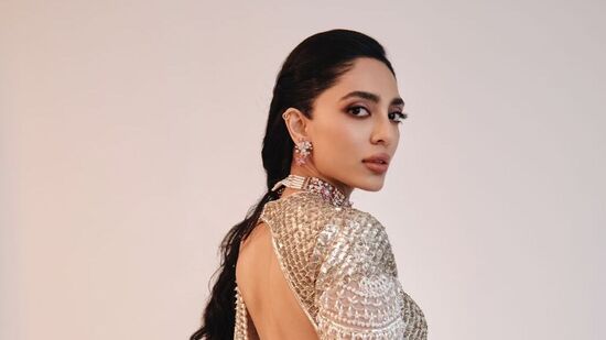 తెలుగులో అడివి శేష్‌తో క‌లిసి గూఢ‌చారి, మేజ‌ర్ సినిమాలు చేసింది శోభిత‌.&nbsp;