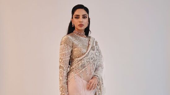 ఇటీవ‌ల రిలీజైన ప్ర‌భాస్ క‌ల్కి మూవీలో దీపికా ప‌దుకోణ్ పాత్ర‌కు తెలుగులో శోభితా ధూళిపాళ్ల తెలుగులో డ‌బ్బింగ్ చెప్పింది. డ‌బ్బింగ్ ఆర్టిస్ట్‌గా శోభిత‌కు ఇదే ఫ‌స్ట్ మూవీ.&nbsp;