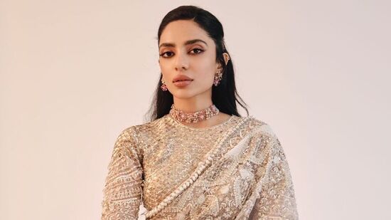 శోభిత హిందీలో మేడ్ ఇన్ హెవెన్‌, ది నైట్ మేనేజ‌ర్‌తో పాటు మ‌రో వెబ్‌సిరీస్ చేసింది.