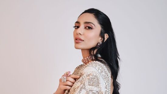 అచ్చ తెలుగు అమ్మాయి అయిన శోభిత ధూళిపాళ్ల బాలీవుడ్ సినిమాల‌తో కెరీర్‌ను ప్రారంభించింది. అనురాగ్ క‌శ్య‌ప్ ద‌ర్శ‌క‌త్వం వ‌హించిన ర‌మ‌ణ్ రాఘ‌వ్‌తో బోల్డ్ రోల్‌లో ఎంట్రీ ఇచ్చింది.&nbsp;