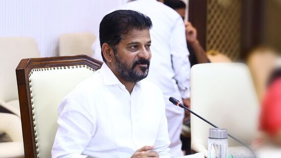 మంత్రివర్గ ఉప సంఘంలో ఆరోగ్యశాఖ మంత్రి దామోదర్‌ రాజనర్సింహ, రెవెన్యూ శాఖ మంత్రి పొంగులేటి శ్రీనివాస్‌ రెడ్డిని సభ్యులుగా నియమిస్తూ ఉత్తర్వులు జారీ అయ్యాయి.&nbsp;కొత్త రేషన్ కార్డుల జారీ కోసం పరిశీలన జరిపి.. ఆ తర్వాత విధి విధానాలను కమిటీ సిఫార్సు చేయాల్సి ఉంటుంది. దీనిపై ప్రభుత్వం నిర్ణయం తీసుకుంటుంది.