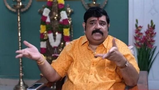 ఇటీవల మాత్రం ఏపీ ఎన్నికల్లో జగన్ గెలుస్తారని, టీ20 మ్యాచ్‌లో ఇండియాదే విజయమని వేణు స్వామి చెప్పిన జోస్యం తప్పింది. దాంతో వేణు స్వామిపై విపరీతమైన ట్రోలింగ్ వచ్చింది. దానికి తన ప్రెడిక్షన్ తప్పు అయినందుకు సెలబ్రిటిలీ వ్యక్తిగత జీవితాలకు సంబంధించిన జాతకాన్ని సోషల్ మీడియా వేదికగా చెప్పనని వీడియో రిలీజ్ చేశారు వేణు స్వామి.&nbsp;