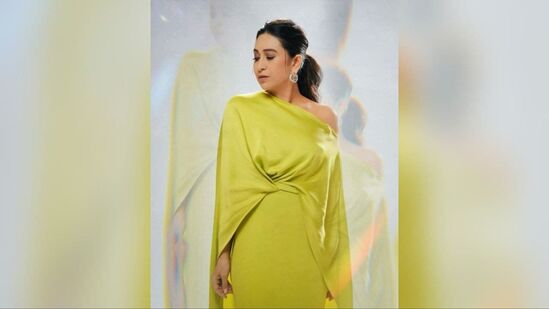 మెరిసే ఐషాడో, రెక్కలున్న ఐలైనర్, మస్కారా పూత కనురెప్పలు, నల్లగా ఉన్న కనుబొమ్మలు, ఎర్రబడిన బుగ్గలు, ప్రకాశవంతమైన హైలైటర్, న్యూడ్ లిప్ స్టిక్ షేడ్ ఆమె మేకప్‌లో భాగంగా ఉన్నాయి. జుట్టును పోనీటెయిల్‌లో కట్టుకుని ఆమె తన లుక్‌తో &nbsp;మరింత అట్రాక్ట్ చేసింది.&nbsp;