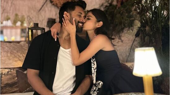 Mouni Roy Romantic Photos: చూశారు కదా.. తన భర్త సూరజ్ బర్త్ డే సందర్భంగా మౌనీ రాయ్ అతనికి ఇస్తున్న స్పెషల్ గిఫ్ట్. ఇలా ముద్దులు కురిపిస్తూ అతనితో ఆమె ఫొటోలు దిగింది.