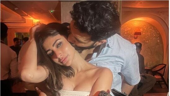 Mouni Roy Romantic Photos: తరచూ తాను బికినీల్లో ఉండే ఫొటోలు షేర్ చేసే మౌని రాయ్.. అప్పుడప్పుడూ ఇలాంటి రొమాంటిక్ ఫొటోలతోనూ రెచ్చిపోతుంది.