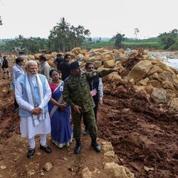 <p>ప్రభావిత ప్రాంతాల్లో క్షేత్రస్థాయి పరిశీలన సందర్భంగా కేరళ ఏడీజీపీ (శాంతిభద్రతలు) ఎంఆర్ అజిత్ కుమార్ ప్రధానికి ప్రమాదం పూర్వాపరాలను వివరించారు.</p>