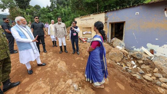 ప్రధాని వెంట సీఎం పినరయి విజయన్, గవర్నర్ ఆరిఫ్ మహ్మద్ ఖాన్, కేంద్ర మంత్రి సురేశ్ గోపి ఉన్నారు.