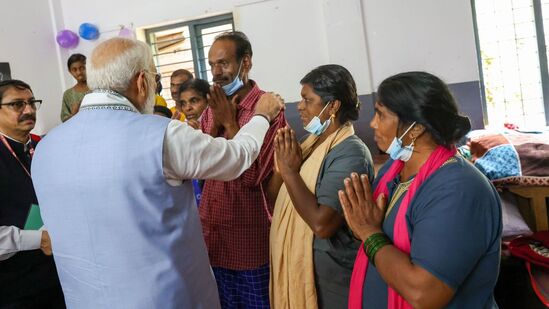 కేరళలోని వయనాడ్ లో కొండచరియలు విరిగిపడిన ప్రమాదంలో బాధితులను ప్రధాని నరేంద్ర మోదీ శనివారం పరామర్శించారు.