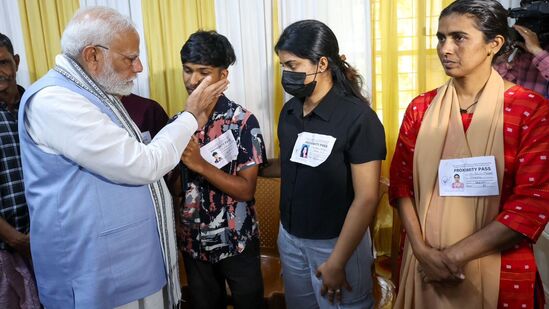 కొండచరియలు విరిగిపడిన ఘటనలో బాధితులను పరామర్శించేందుకు మోదీ వయనాడ్ లోని సహాయ శిబిరాన్ని సందర్శించారు.