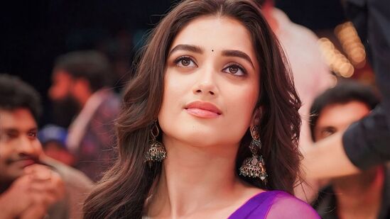 మాస్ మహారాజ రవితేజ, భాగ్యశ్రీ బోర్సే హీరోహీరోయిన్లుగా నటించిన మిస్టర్ బచ్చన్ చిత్రం ఆగస్టు 15వ తేదీన రిలీజ్ కానుంది. హరీశ్ శంకర్ ఈ మూవీకి దర్శకత్వం వహించారు. ప్రమోషన్లలో భాగంగా రవితేజ, భాగ్యశ్రీ తాజాగా ఓ ఇంటర్వ్యూలో పాల్గొన్నారు.&nbsp;