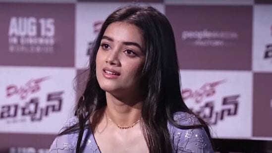 మిస్టర్ బచ్చన్ స్టోరీ వినగానే ఎలా అనిపించిందని భాగ్యశ్రీని ఈ ఇంటర్వ్యూలో ప్రశ్నించారు యాంకర్ సుమ. అయితే, అసలు తనకు డైరెక్టర్ హరీశ్ శంకర్ కథే చెప్పలేదని భాగ్యశ్రీ చెప్పారు. దీంతో సుమ ఆశ్చర్యపోయారు.&nbsp;