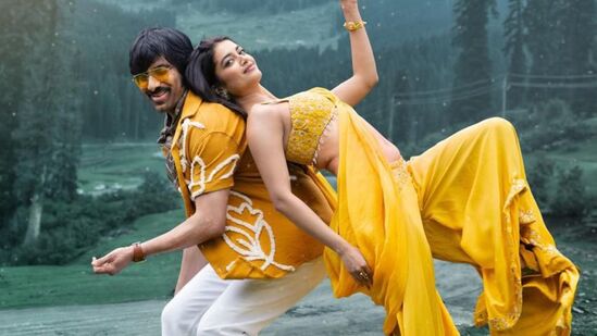 తన పాత్ర గురించి హరీశ్ శంకర్ చెప్పారని, అయితే సినిమా స్టోరీని నరేట్ చేయలేదని భాగ్యశ్రీ తెలిపారు. తనను పూర్తిగా నమ్మాలని హరీశ్ భరోసా ఇచ్చారని వెల్లడించారు. ఆయన కళ్లలో సినిమా పట్ల ప్యాషన్ చూసి తాను కూడా కథ పూర్తిగా వినకుండానే మిస్టర్ బచ్చన్ మూవీకి ఓకే చెప్పేశానని భాగ్యశ్రీ తెలిపారు.&nbsp;